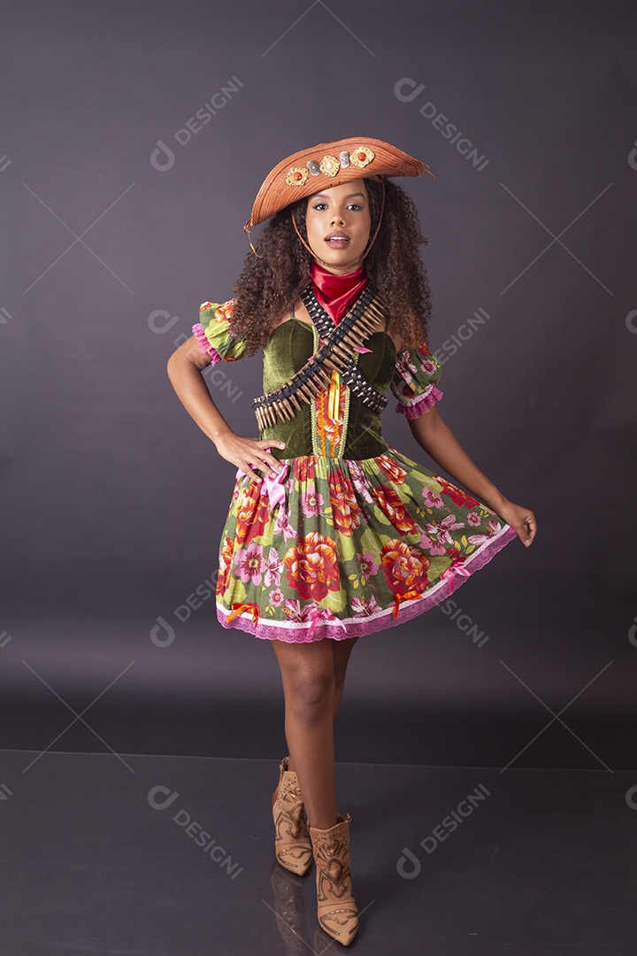 Jovem vestida de cangaceira para festa junina