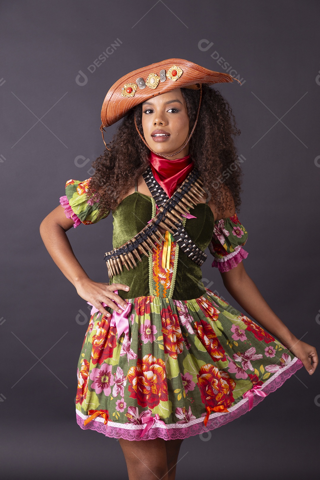 Linda garota cacheada vestida de cangaceira para festa junina