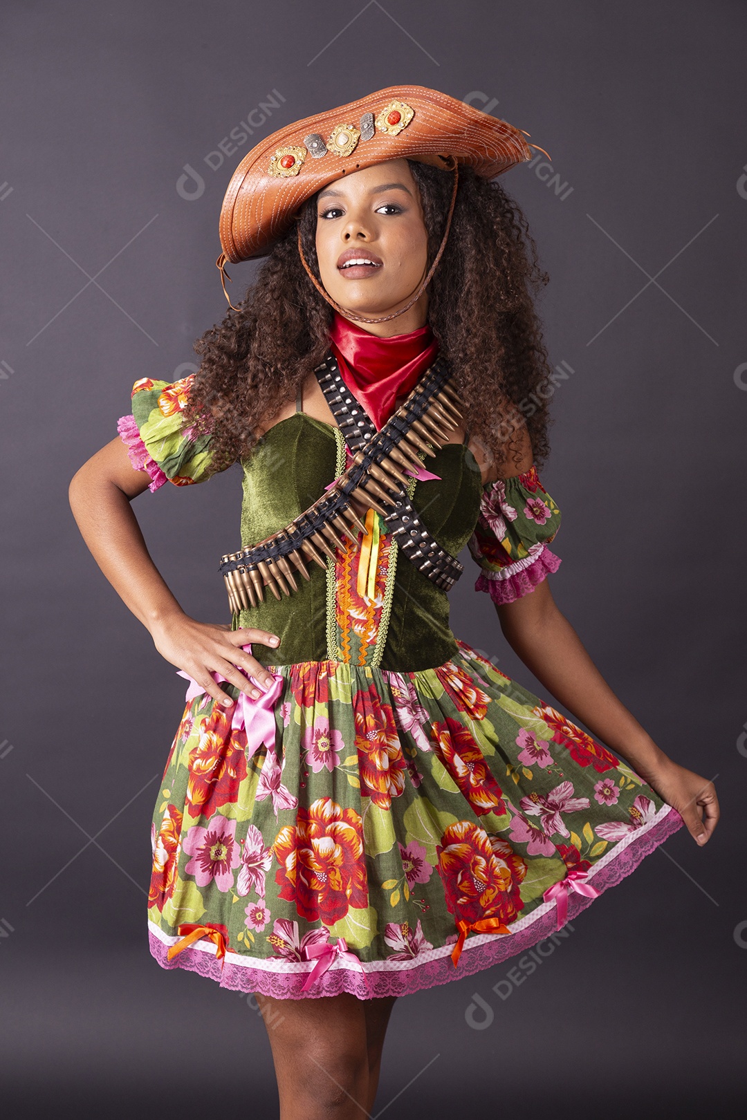 Linda garota cacheada vestida de cangaceira para festa junina