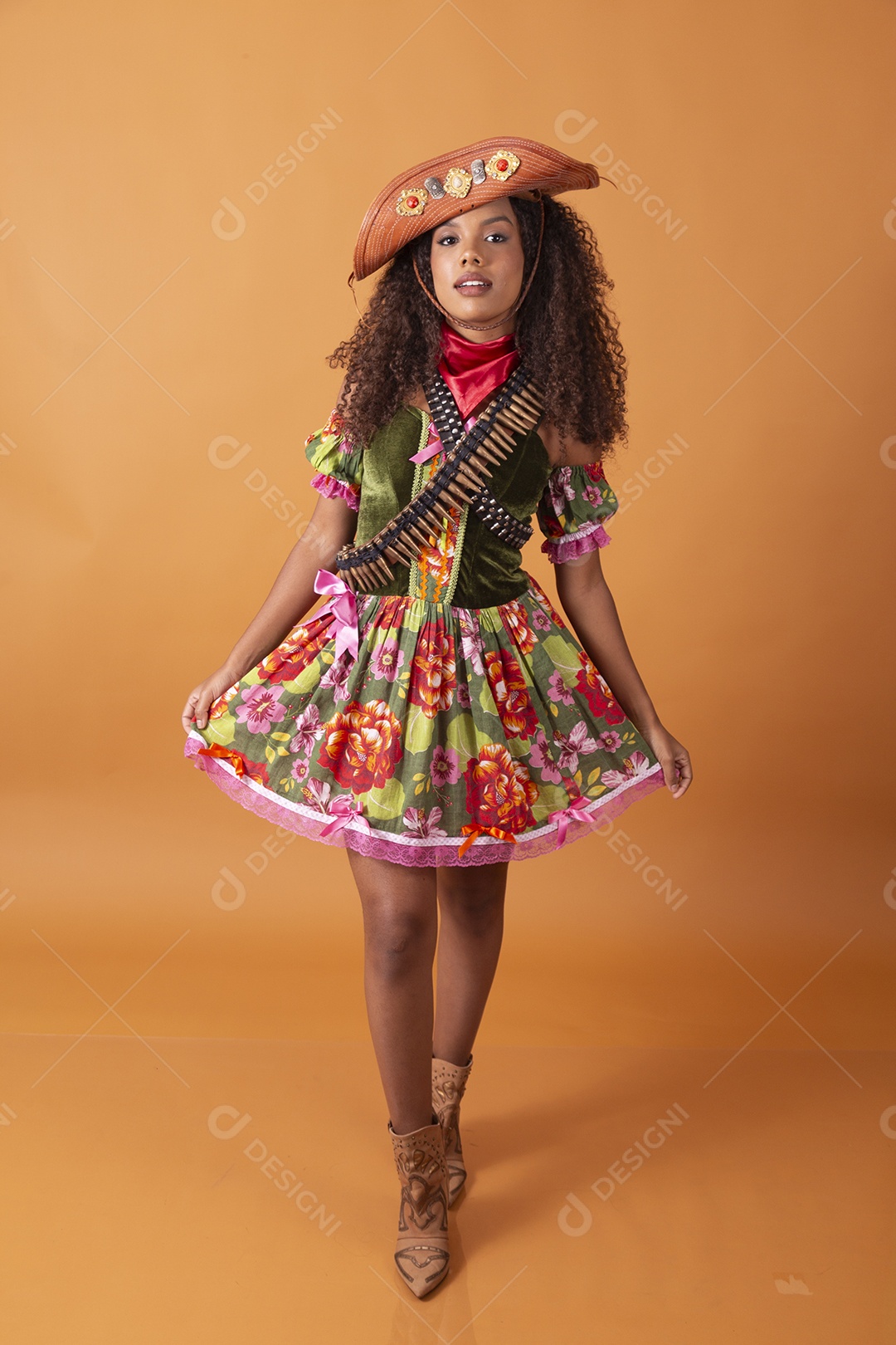 Linda garota cacheada vestida de cangaceira para festa junina