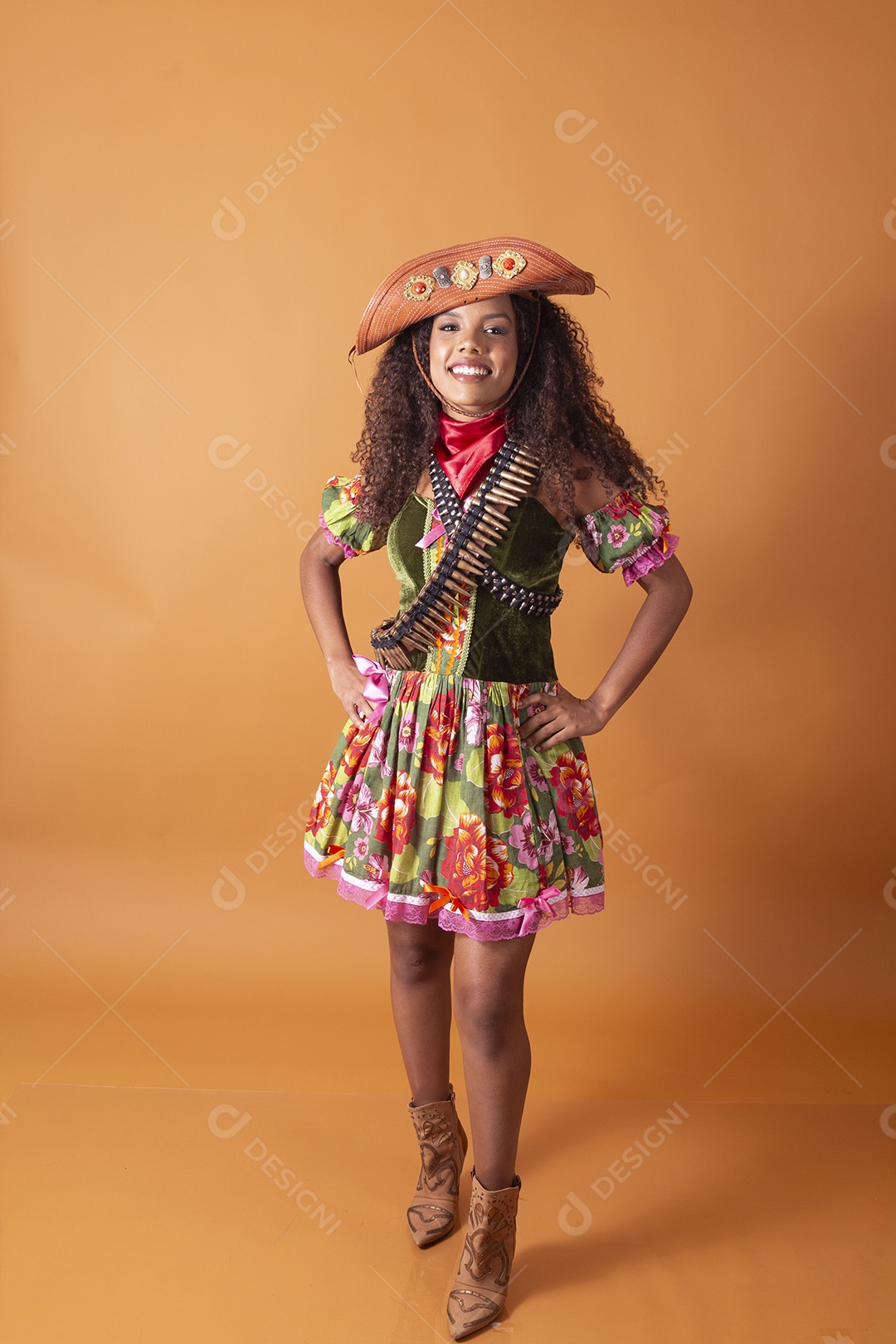 Linda garota cacheada vestida de cangaceira para festa junina