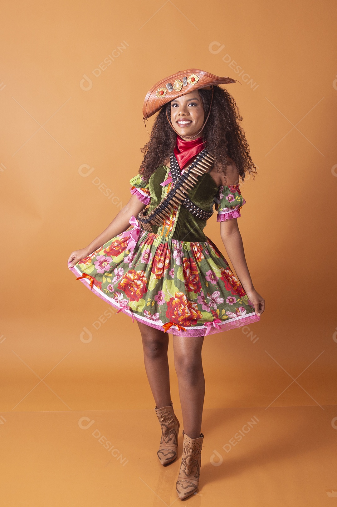 Linda garota cacheada vestida de cangaceira para festa junina