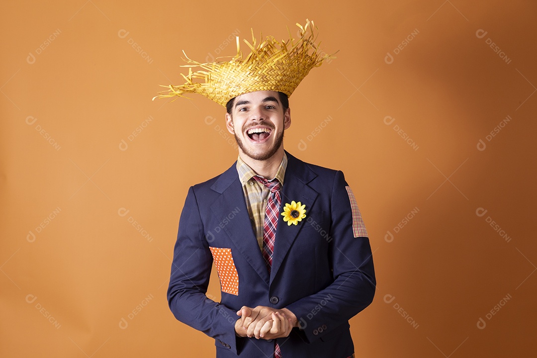 Jovem rapaz sorridente vestido a caráter para festa junina