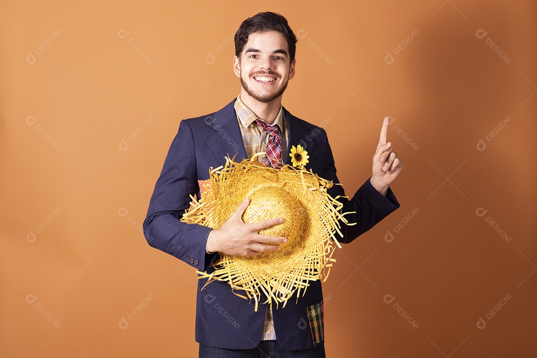 Jovem rapaz vestido a caráter para festa junina