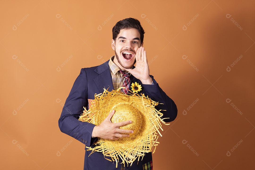 Jovem rapaz vestido a caráter para festa junina