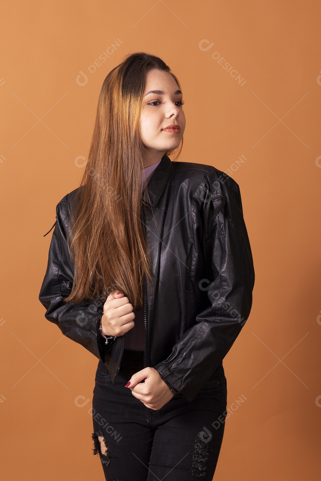 Uma linda jovem de cabelos claros usando jaqueta preta