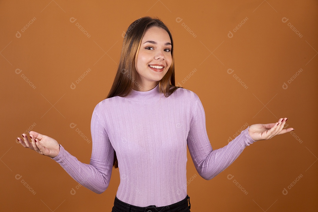 Jovem garota linda com mão para cima