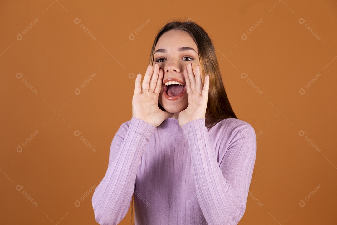 Linda jovem de cabelos claro com mão na boca insinuando grito