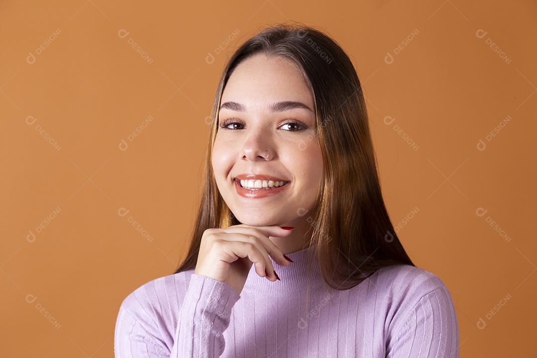 Linda menina jovem sorridente com blusa lilás