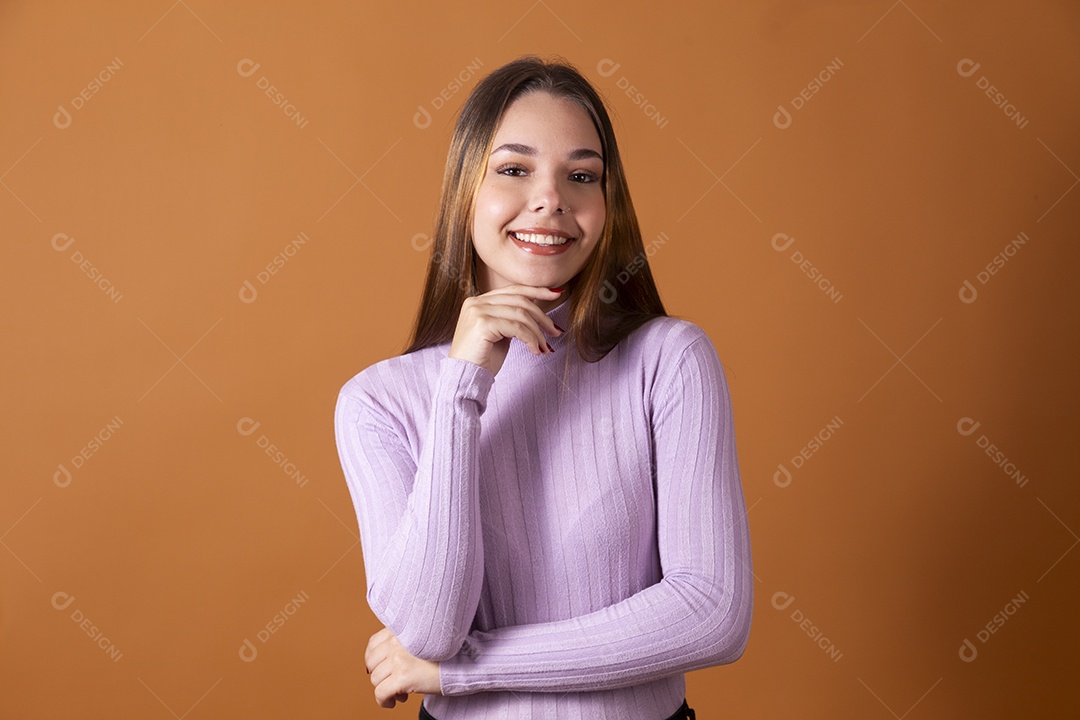 Uma linda jovem de cabelos claros com blusa lilás