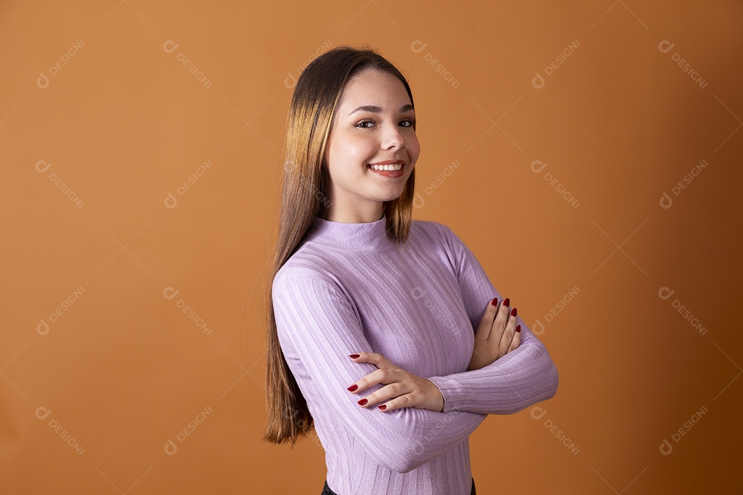 Uma linda jovem de cabelos claros com blusa lilás