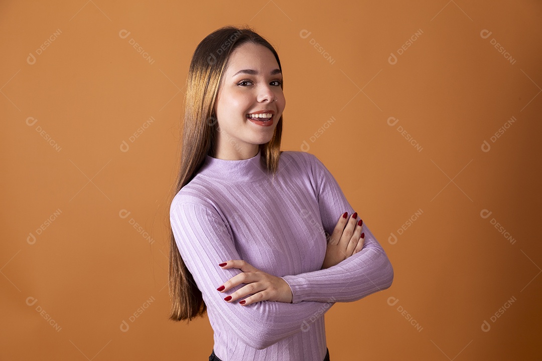 Uma linda jovem de cabelos claros com blusa lilás