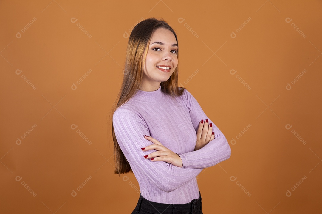 Linda jovem usando blusa lilás