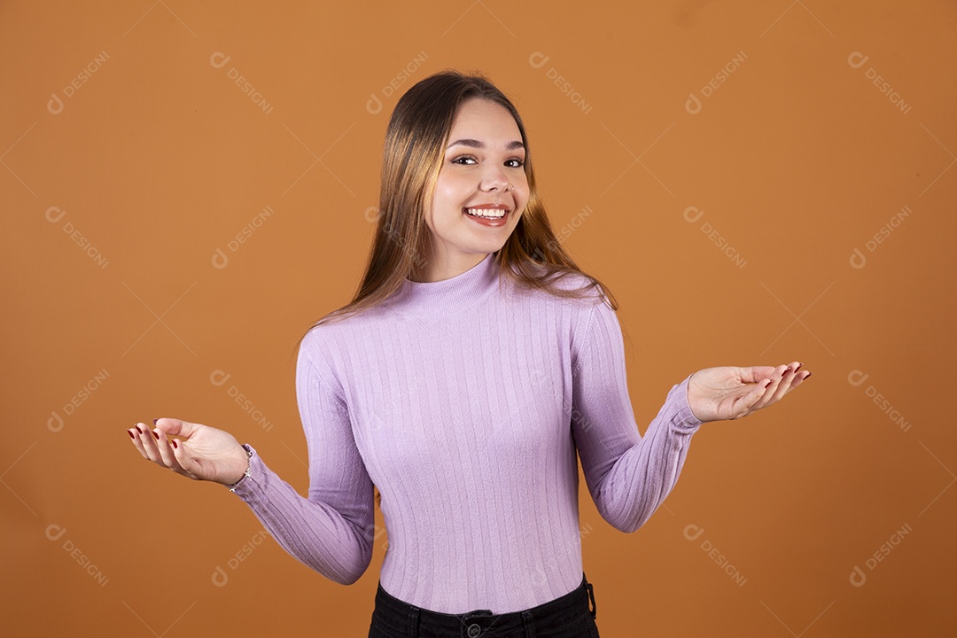 Uma linda jovem vestida de trajes junino