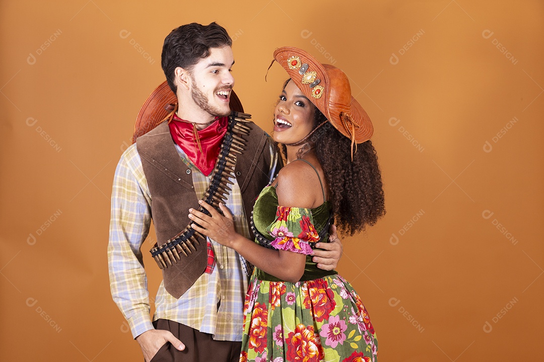 Casal trajado para festa junina maria bonita e lampião abraçados