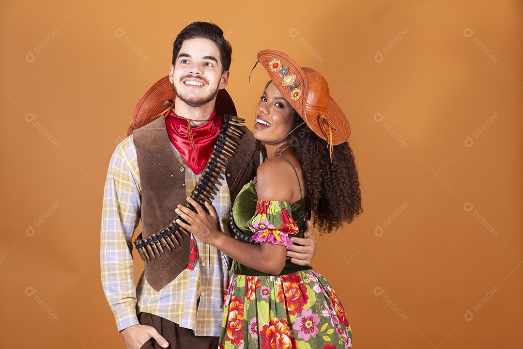 Casal trajado para festa junina maria bonita e lampião abraçados