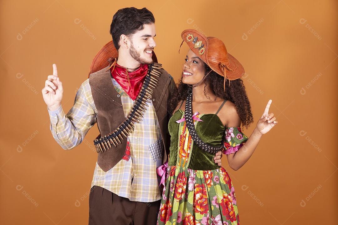 Casal trajado para festa junina maria bonita e lampião