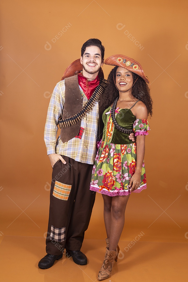 Casal trajado para festa junina maria bonita e lampião