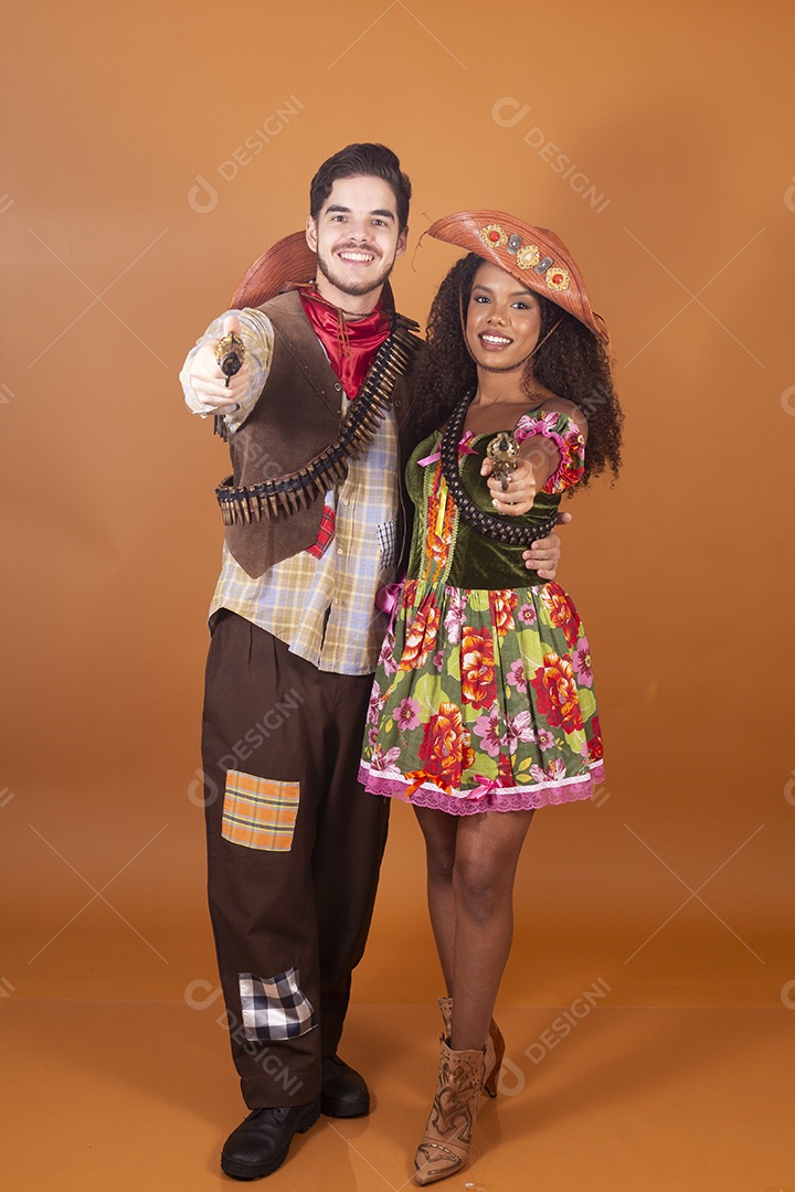 Casal trajado para festa junina maria bonita e lampião
