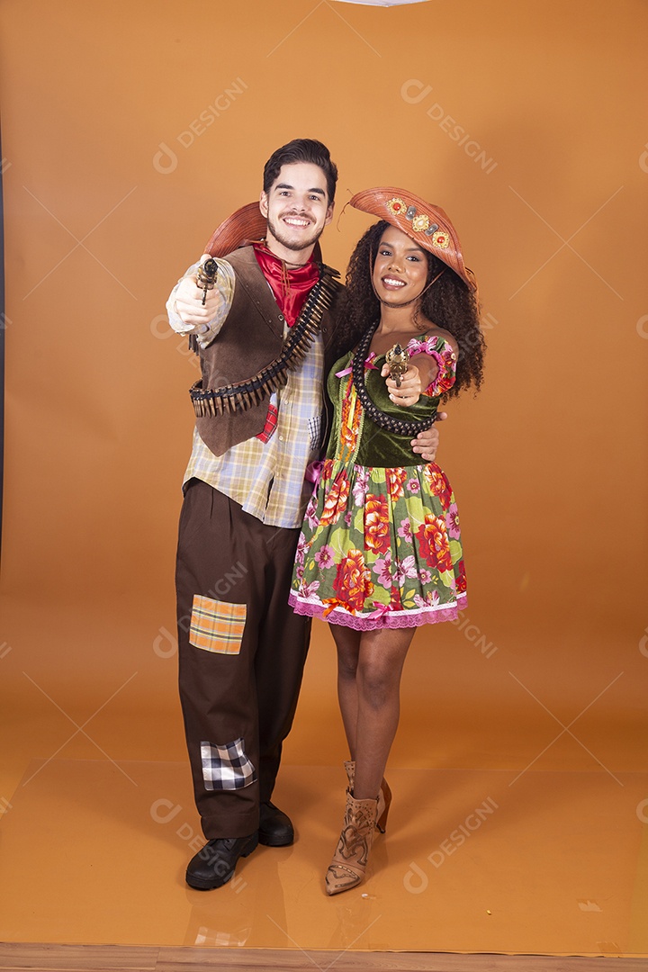 Casal trajado para festa junina maria bonita e lampião