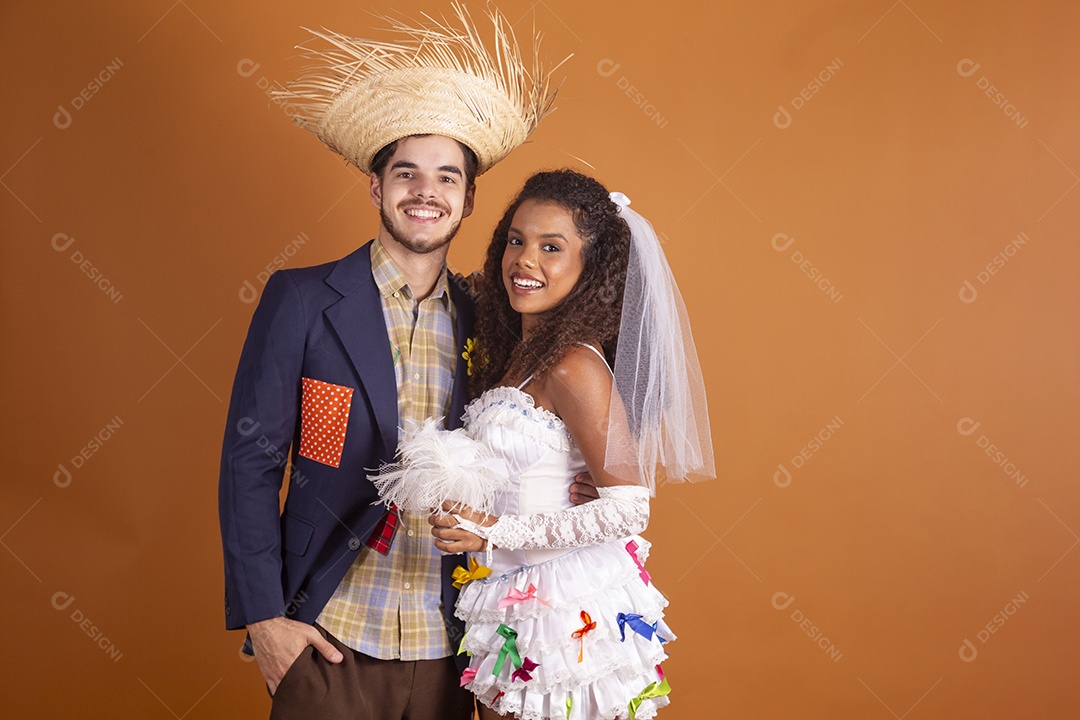 Casal trajado para festa junina