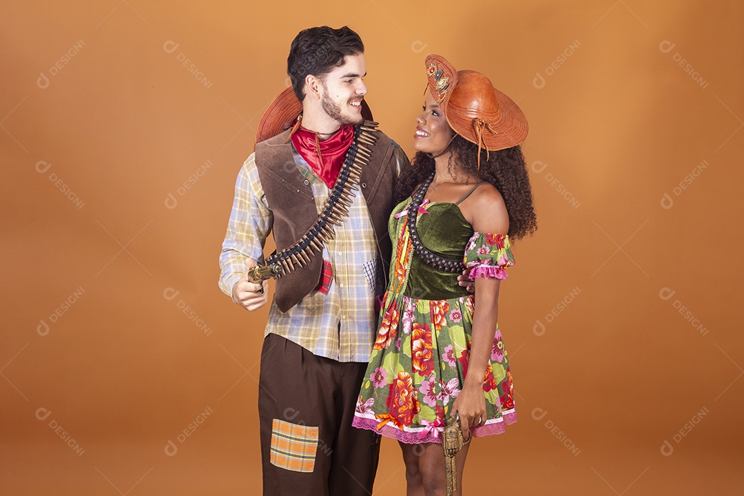 Casal trajado para festa junina maria bonita e lampião