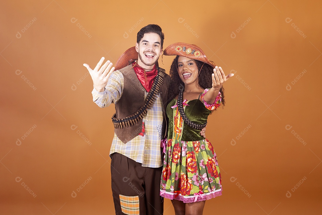 Casal trajado para festa junina maria bonita e lampião