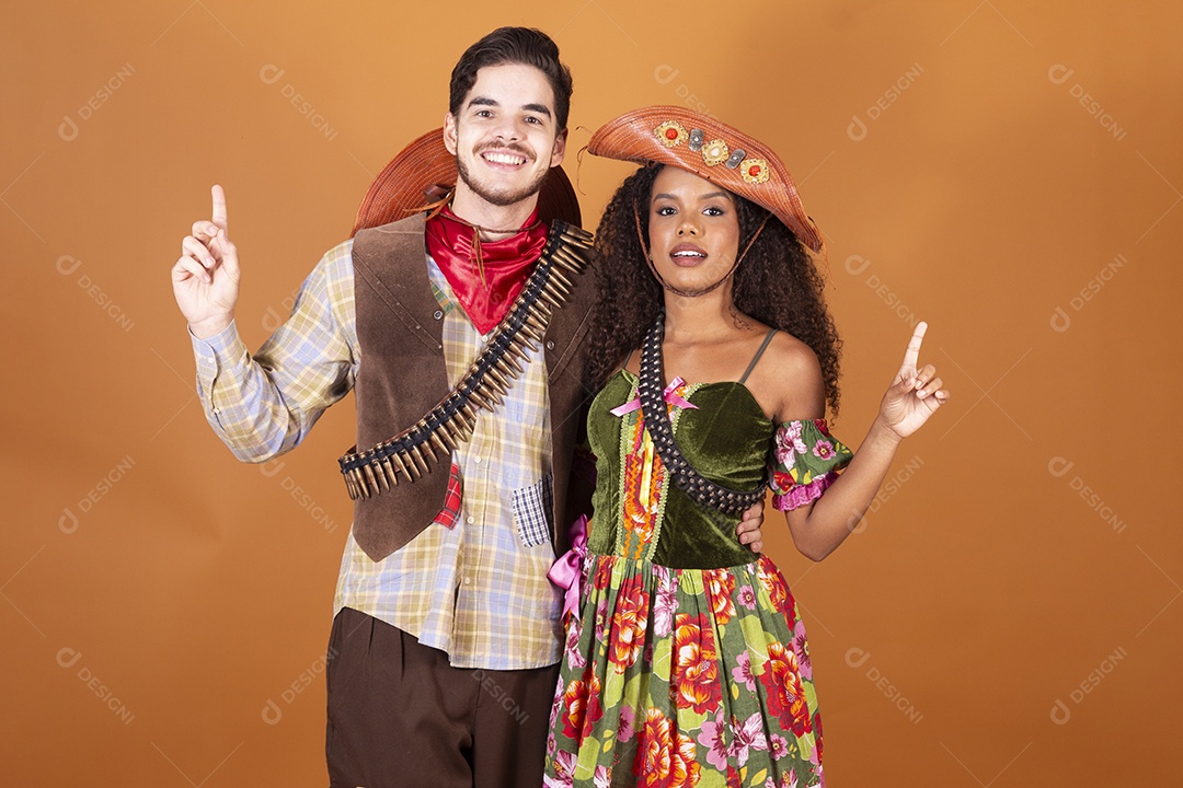 Casal trajado para festa junina maria bonita e lampião