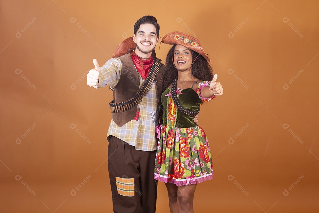 Casal trajado para festa junina