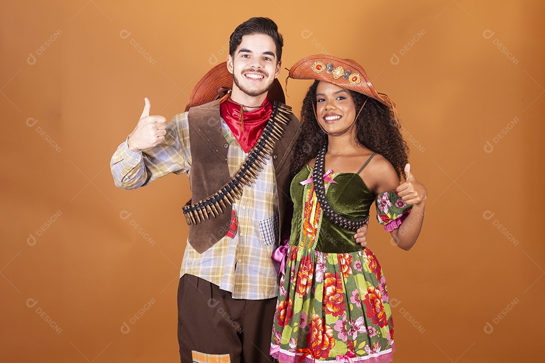 Casal trajado para festa junina