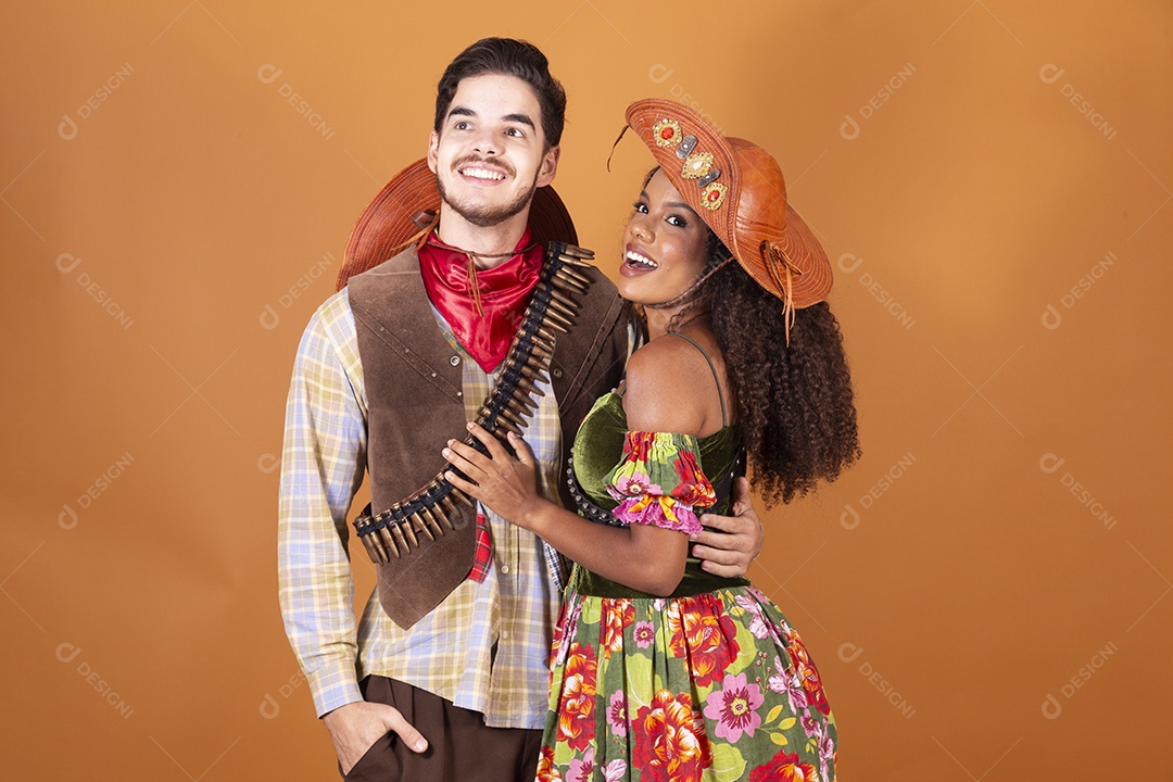 Casal trajado para festa junina