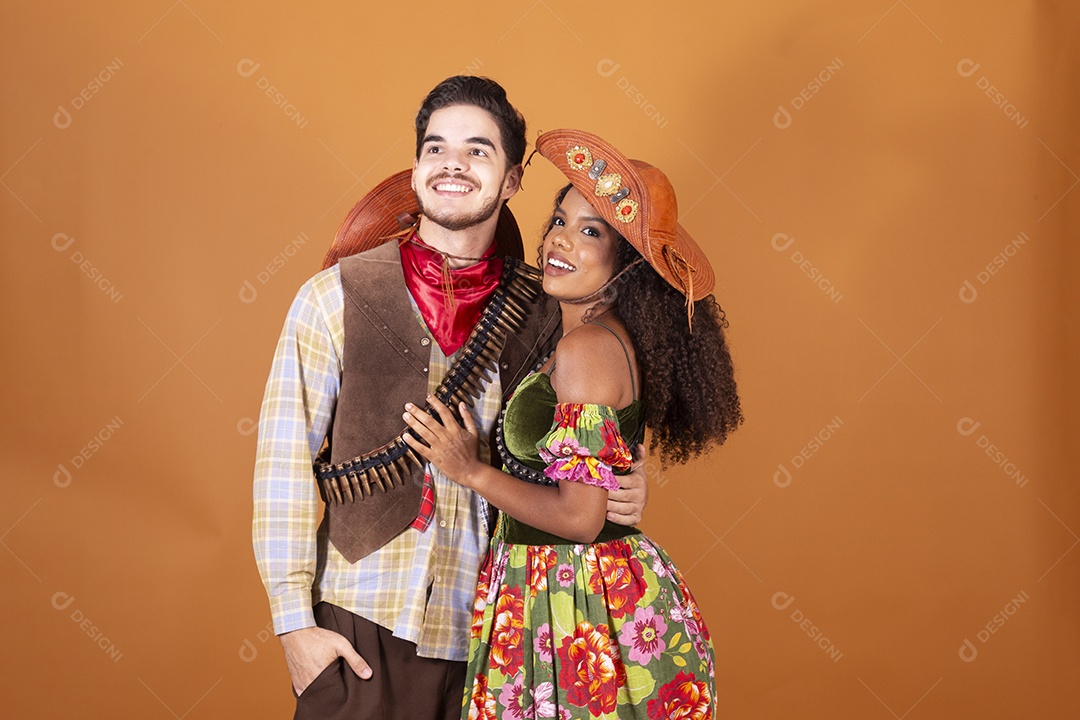 Casal olhando para o lado trajados para  quadrilha junina