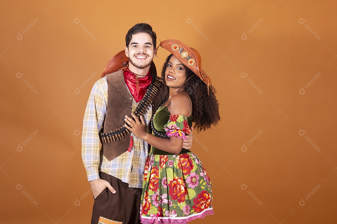 Casal abraçado trajados para quadrilha junina