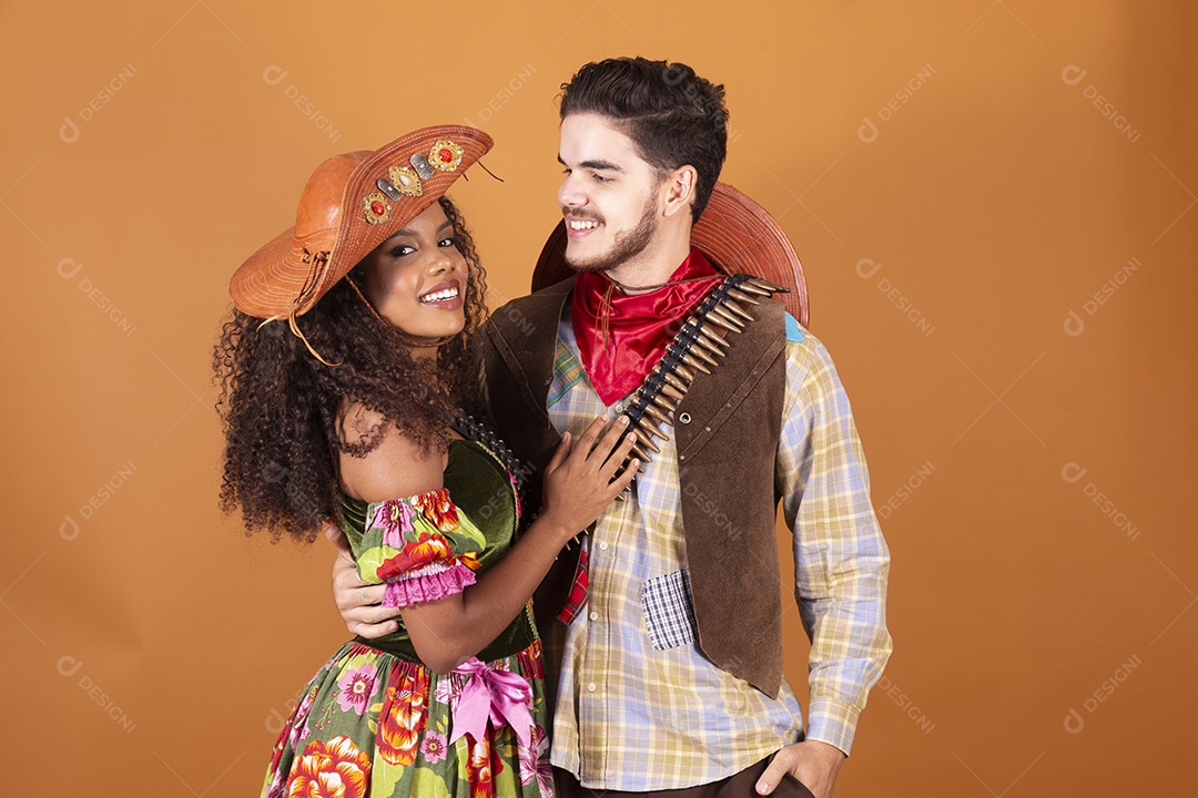 Casal trajado para festa junina