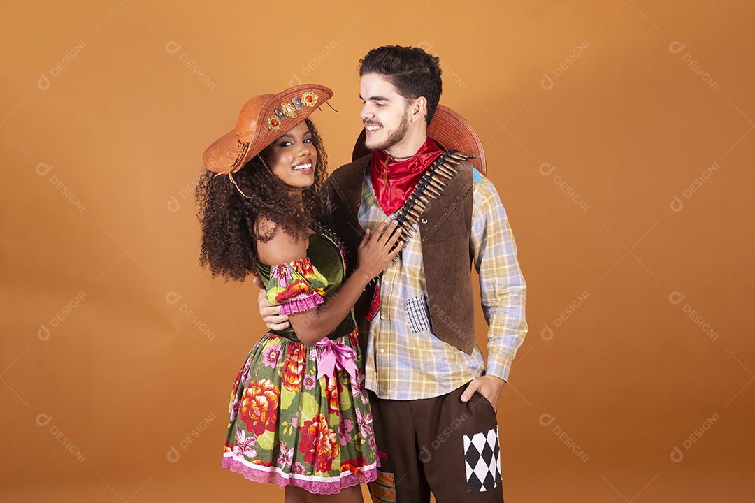 Casal trajado para festa junina