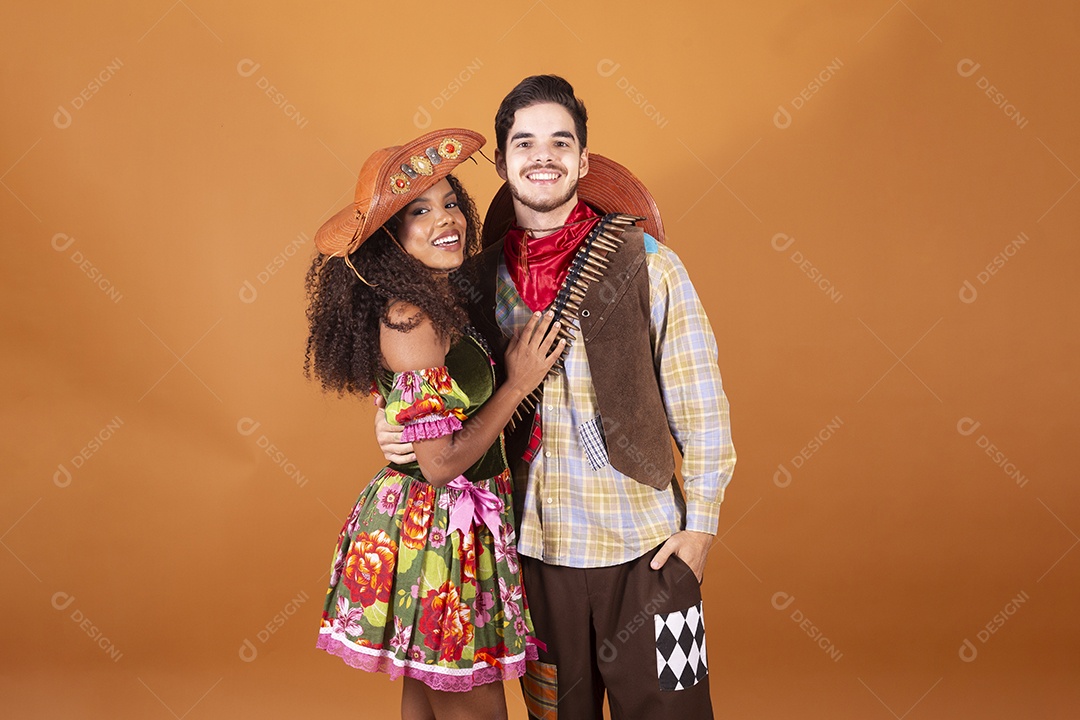 Casal lindo trajados para quadrilha junina