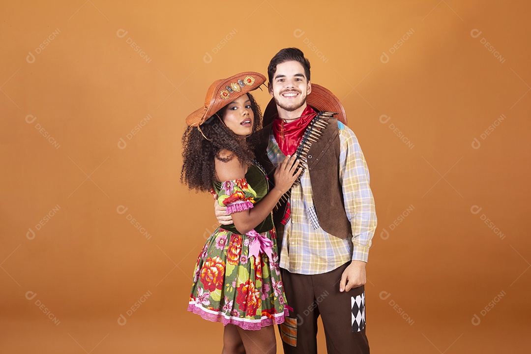 Cangaceiros casal com trajes do lampião e maria bonita para festa junina