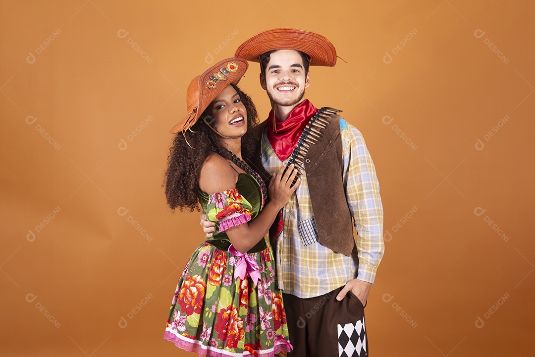 Cangaceiros casal com trajes do lampião e maria bonita para festa junina