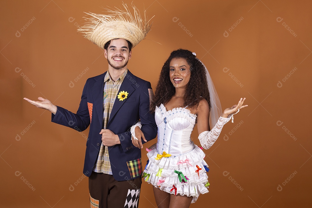 Casal trajado para festa junina