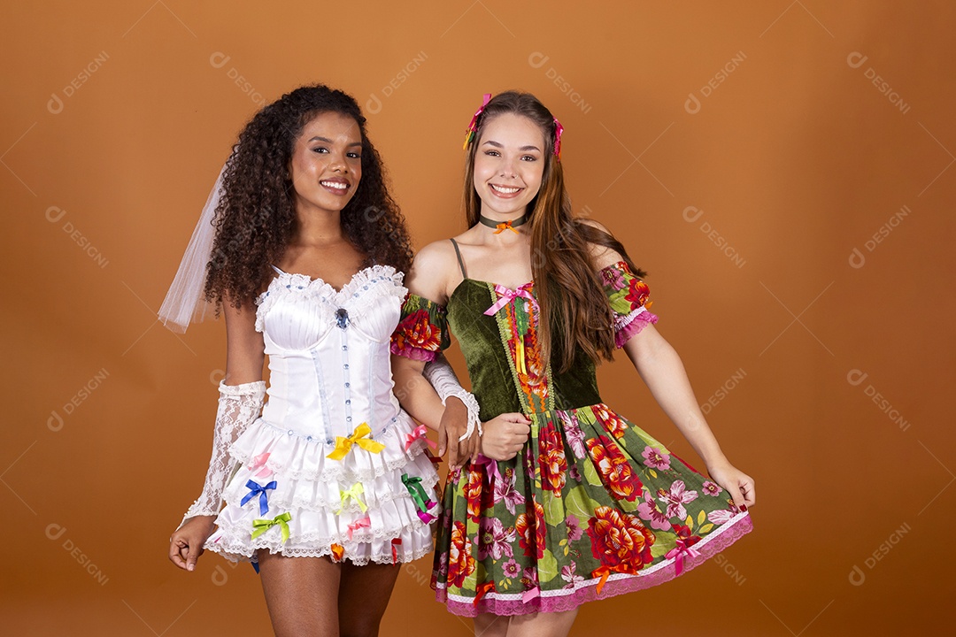 Duas jovens trajadas para festa junina