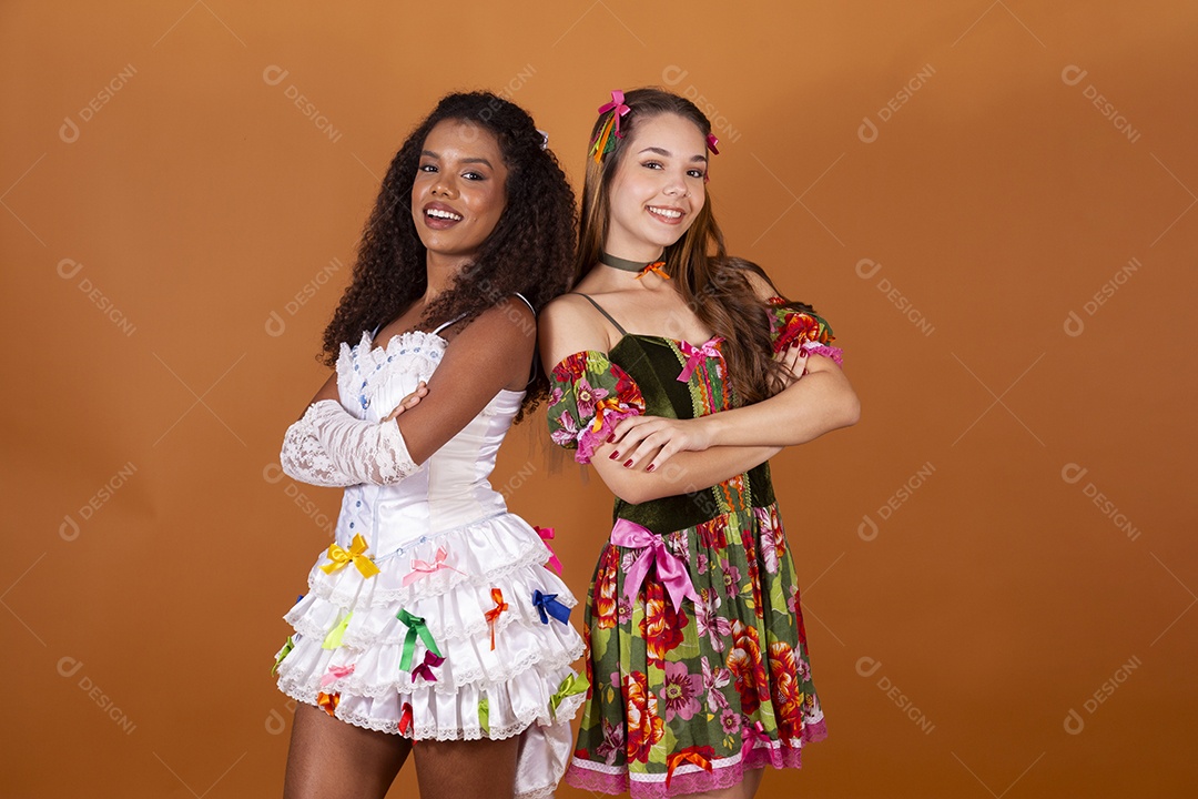 Duas jovens lindas trajadas para evento de São João