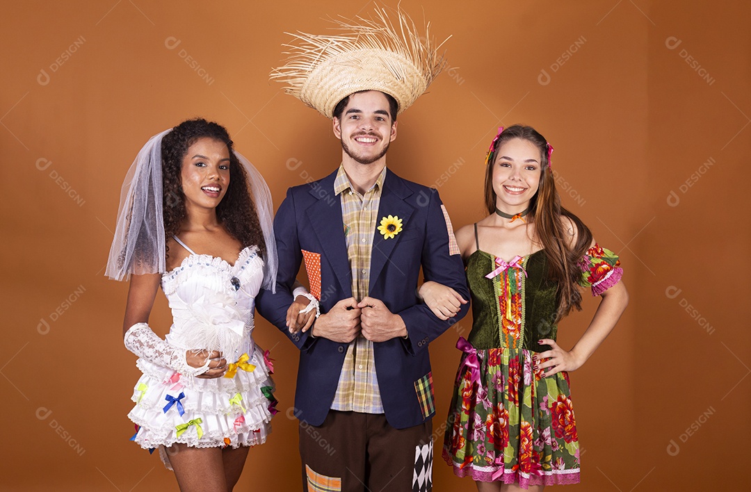 Três jovens vestidos para quadrilha junina traje junino comum e noiva