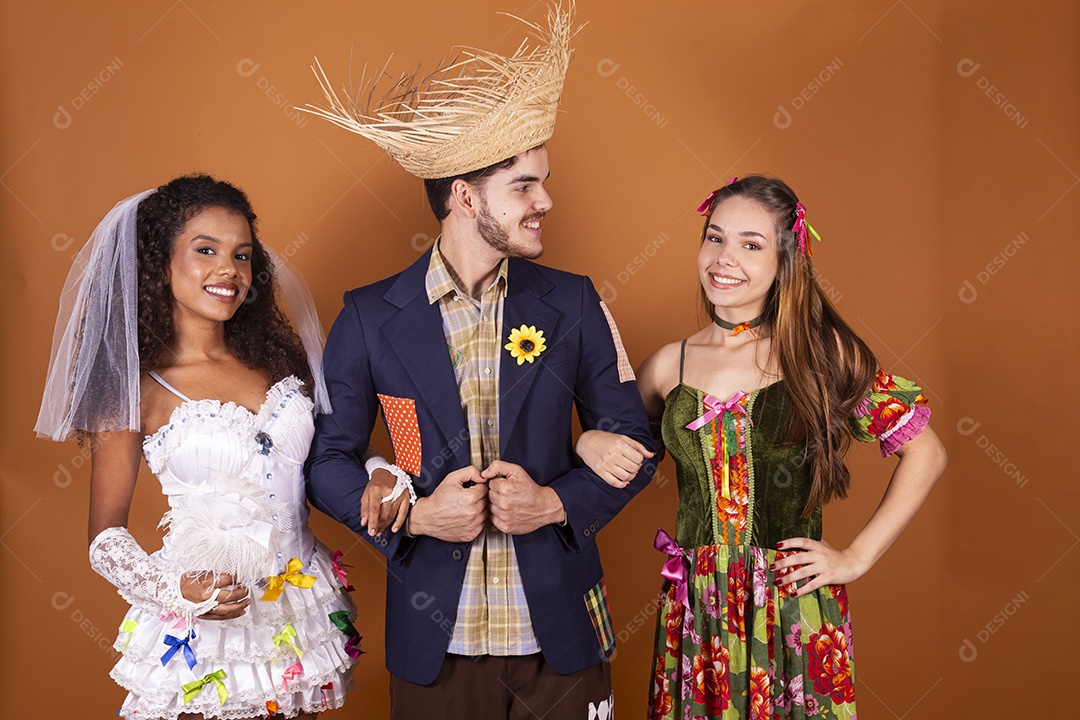 Três jovens vestidos para quadrilha junina traje junino comum e noiva