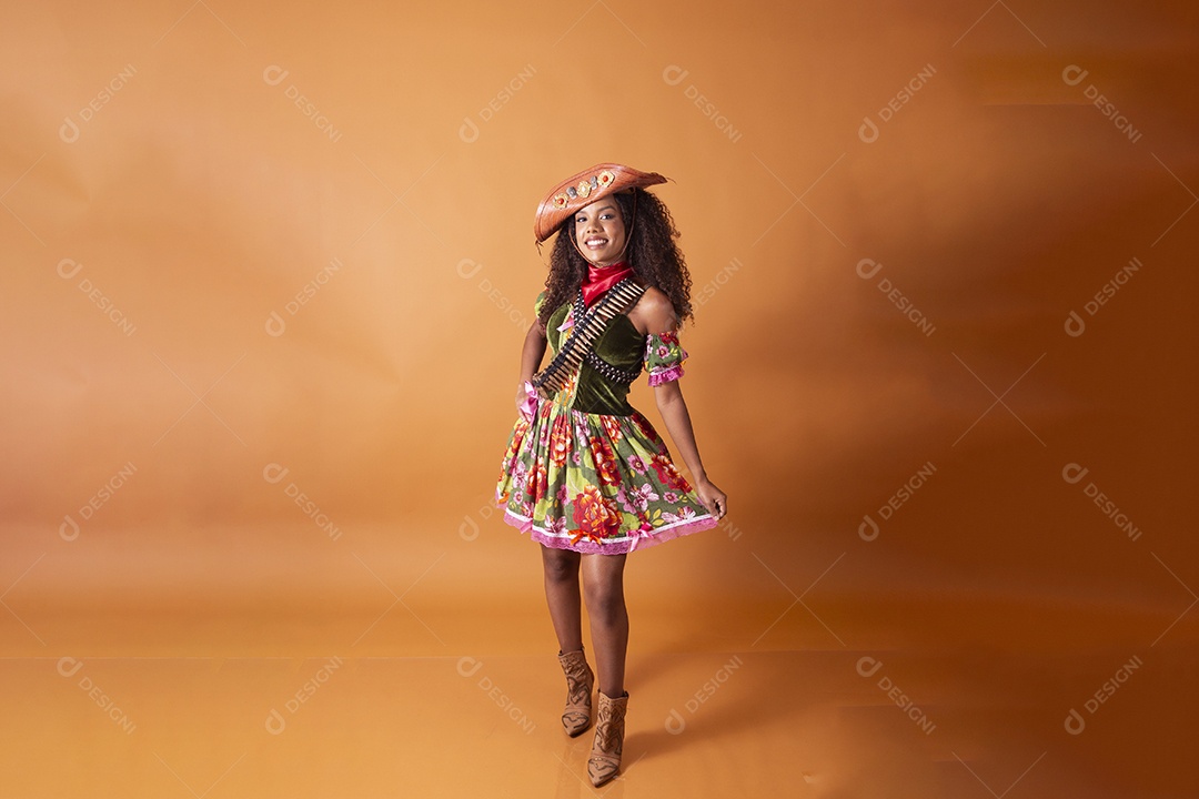 Linda jovem negra trajada de maria bonita para evento de São João