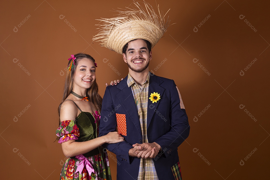 Casal abraçado trajados para quadrilha junina