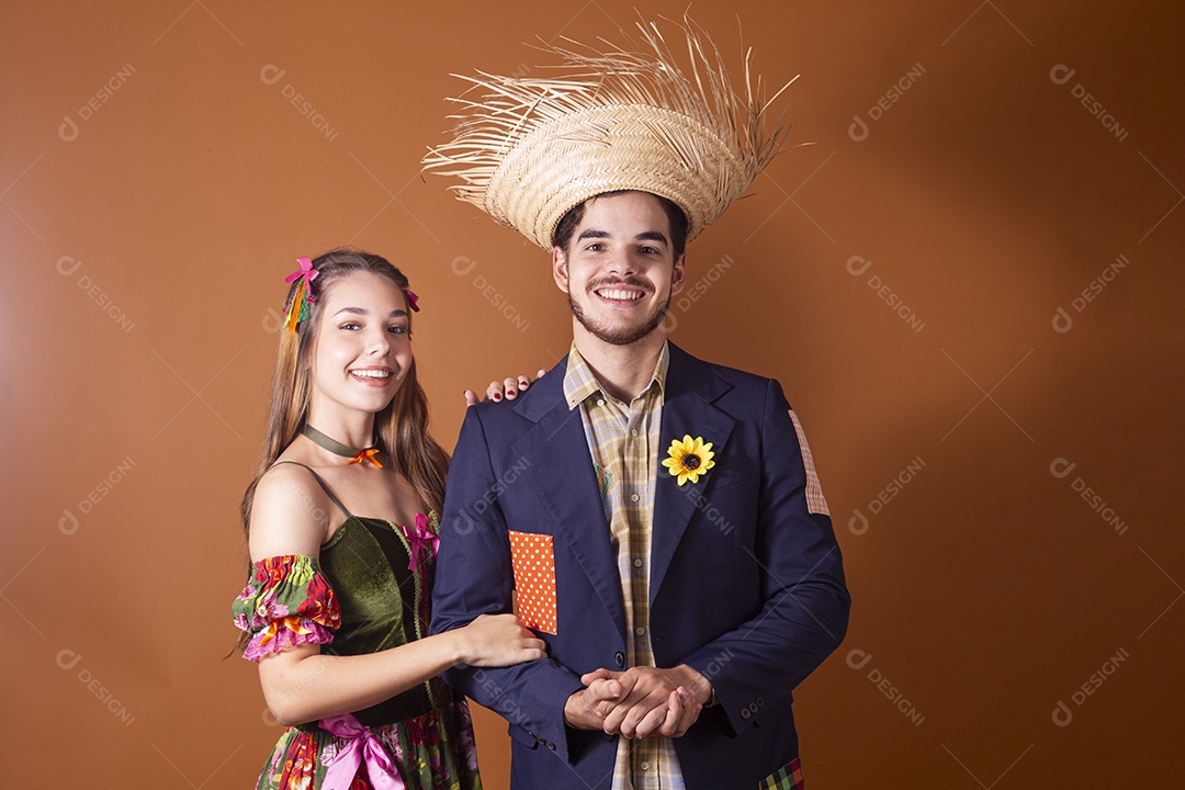 Casal trajado para festa junina são João