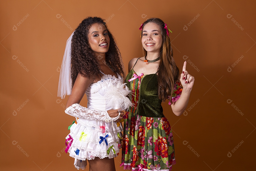 Duas jovem vestidas para festa junina