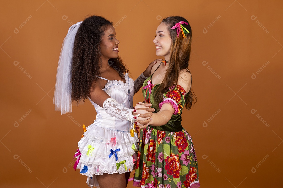 Duas jovem vestidas para festa junina