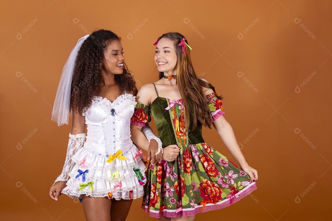 Duas jovem vestidas para festa junina