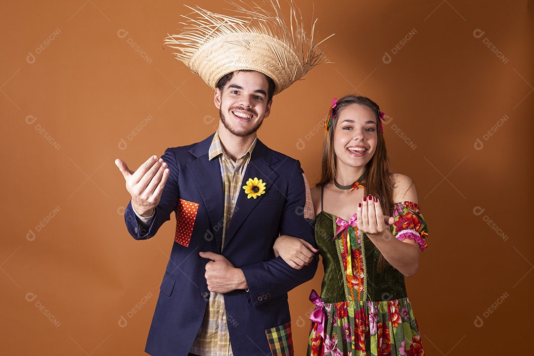 Casal trajado para festa junina